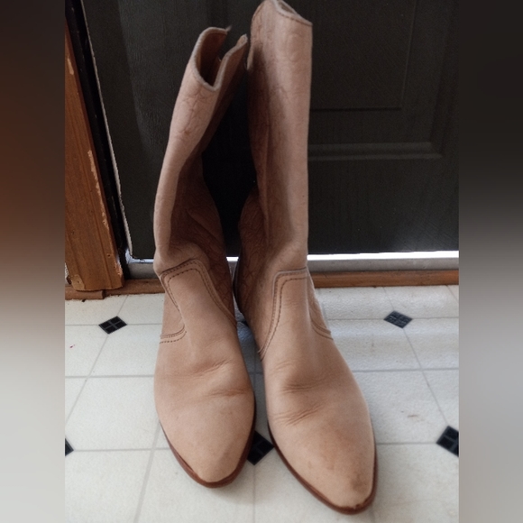 Boots - Picture 3 of 4